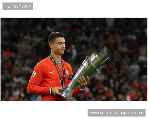 铁血激情足球球星猛男驰骋绿茵场展现力量与速度魅力